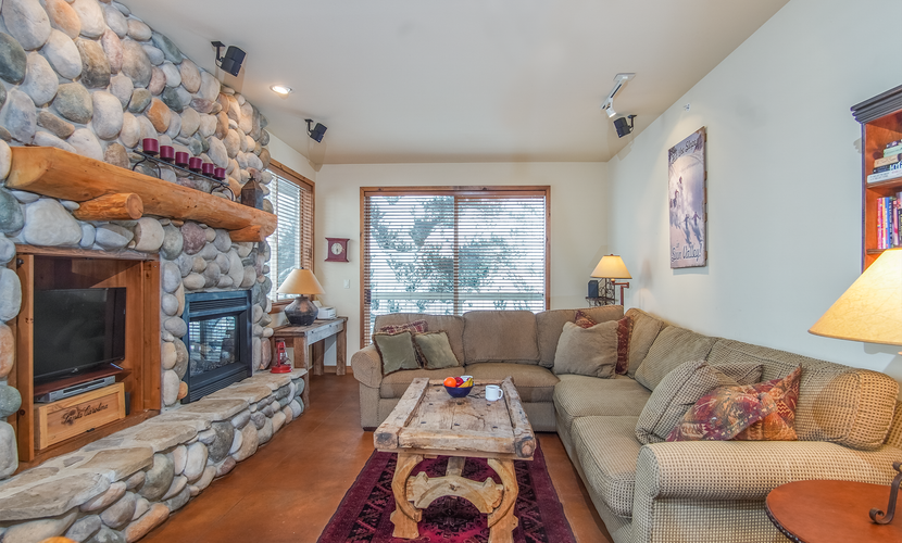 Top-floor Fields condo, mile to Baldy & Ketchum + Hot Tub
