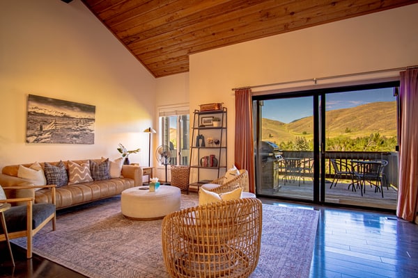 Panoramic Views! Designer`s Condo on Golf Course w/Resort Amenities