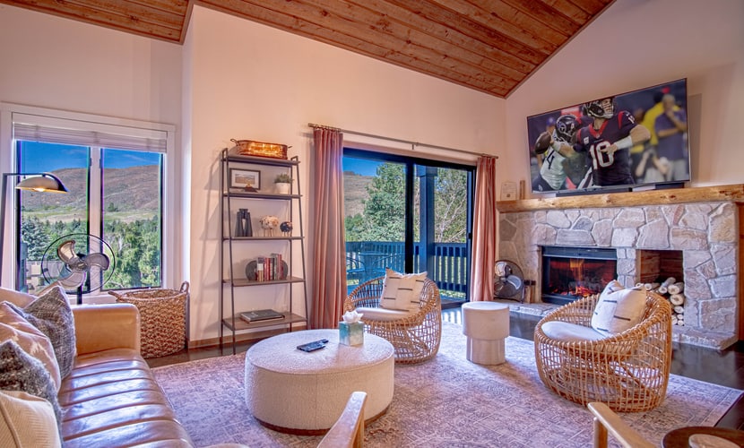 Panoramic Views! Designer`s Condo on Golf Course w/Resort Amenities