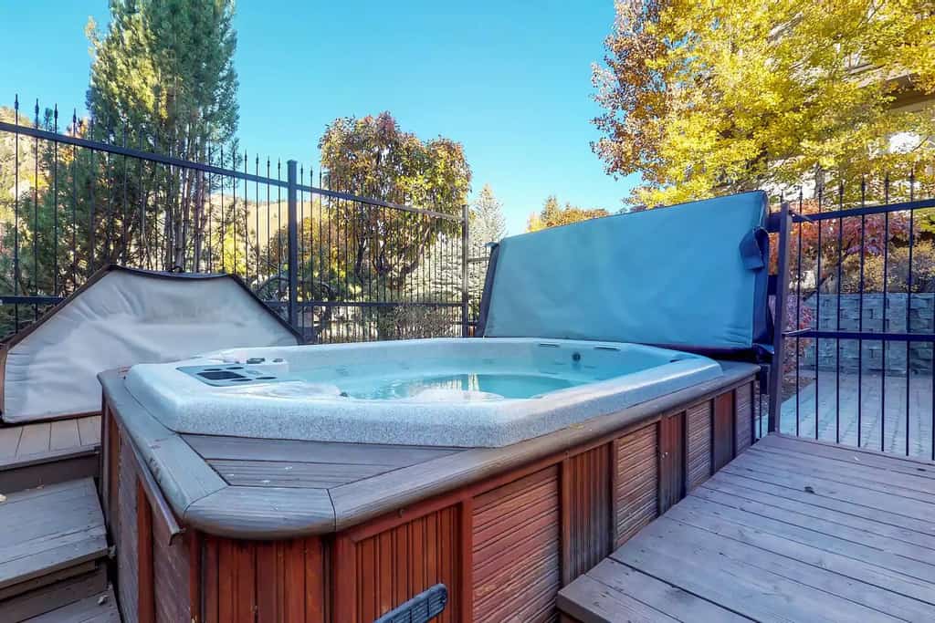 Snow Star Hideaway - Hot Tub, Gym, Walk to Ski Lift