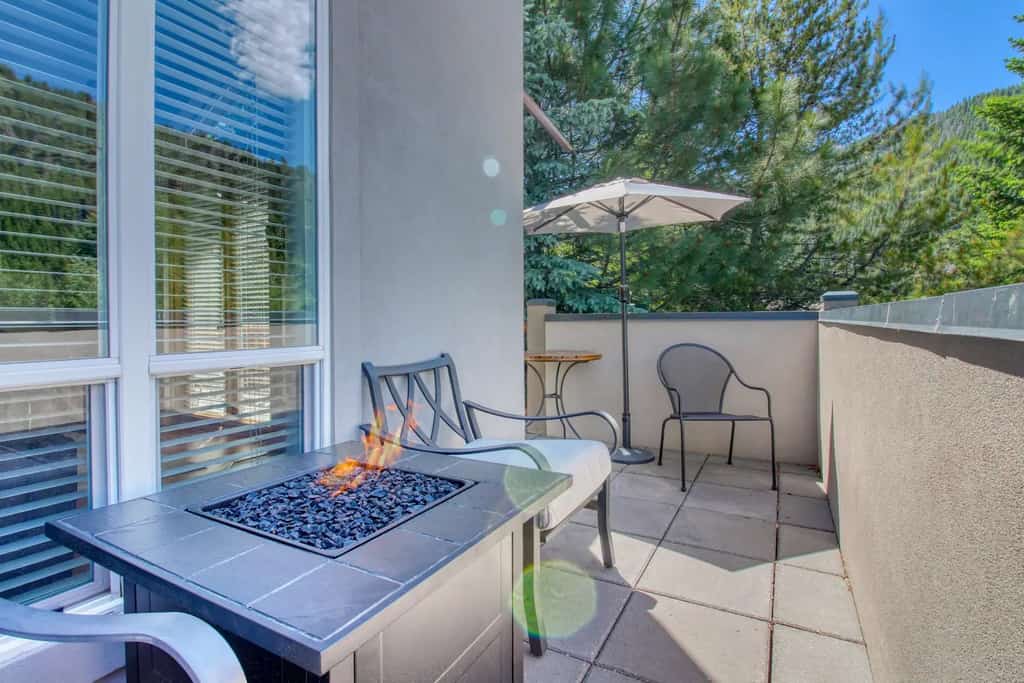 Snow Star Skylight - 3BD 3BA - Hot Tub, Gym, Walk to Ski!
