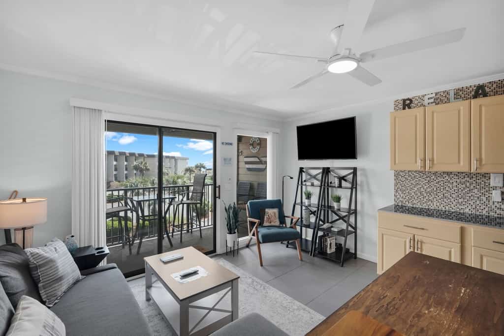 Elevate your vacation at this renovated ocean-side villa. Perfect for singles and couples, this property combines the comfort of a luxury hotel, featuring high-end bedding, a modern kitchen, and a private balcony. Guests benefit from a comprehensive resort experience, including pickleball, fitness facilities, and direct beach access. Ideally located for exploring the island’s famous biking and hiking trails.
