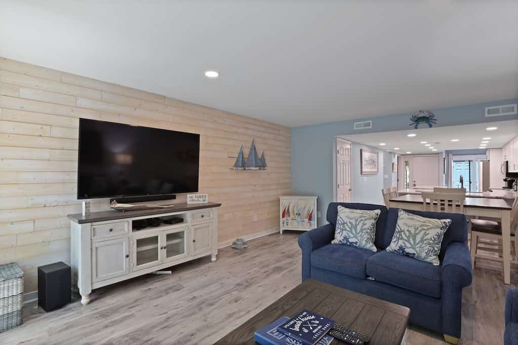 Renovated Shipyard villa with golf views and beach access! This 2BR/2.5BA end-unit features a king master, two full beds, updated kitchen and bathrooms, plus a large private deck. Walk or bike to the beach in minutes. Includes beach chairs, wagon, umbrella, and toys. Enjoy the resort pool just steps away, 27-hole golf, Van Der Meer Tennis, and dining at Brickyard Pub. Ideal for couples or families!