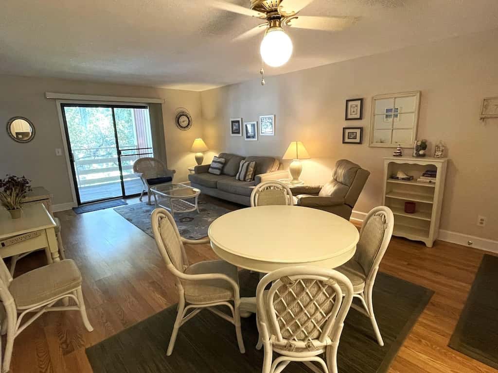 Hilton Head Escape: 2BR Villa with Pool Views