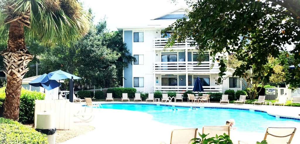 Hilton Head Escape: 2BR Villa with Pool Views