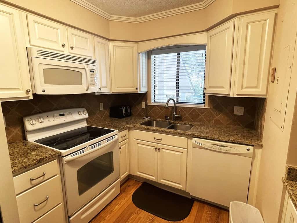 Hilton Head Escape: 2BR Villa with Pool Views