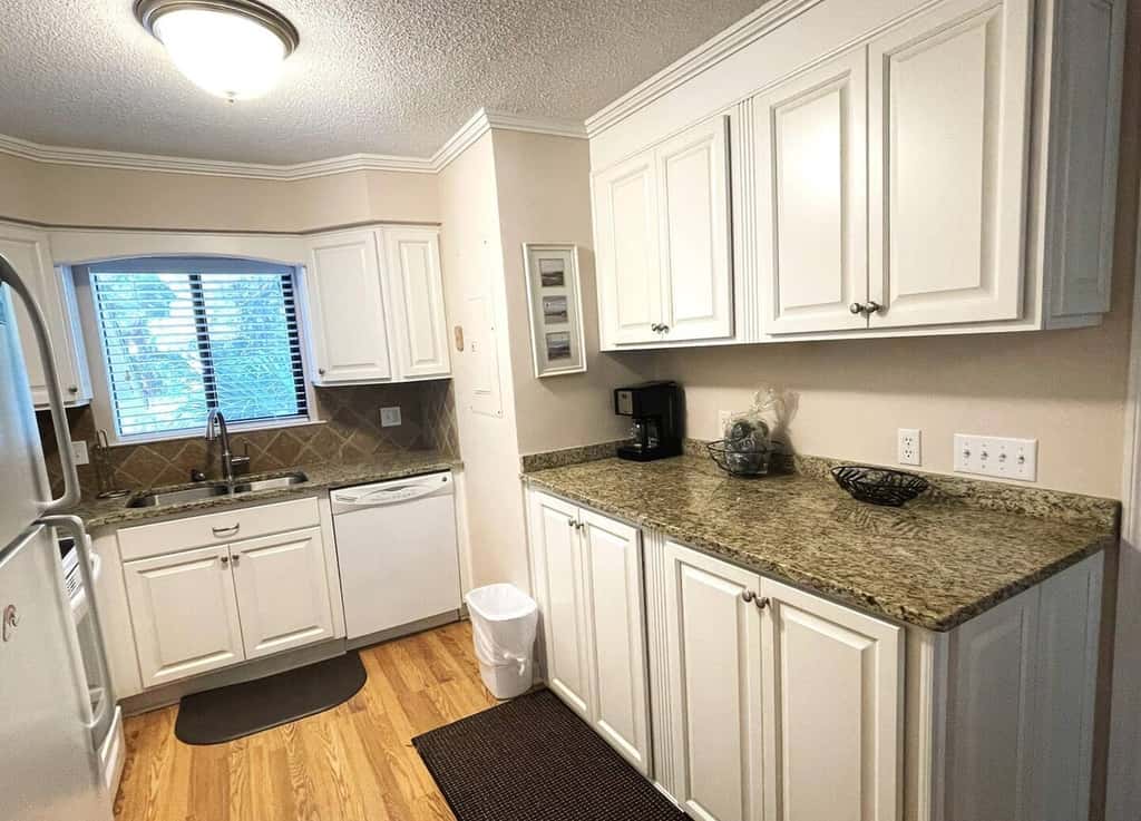 Hilton Head Escape: 2BR Villa with Pool Views