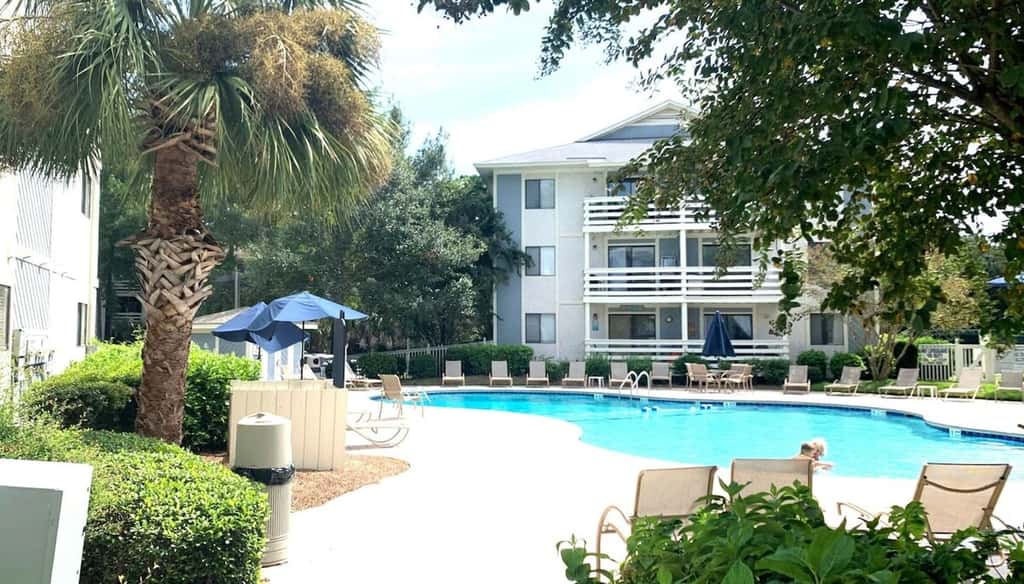 Hilton Head Escape: 2BR Villa with Pool Views
