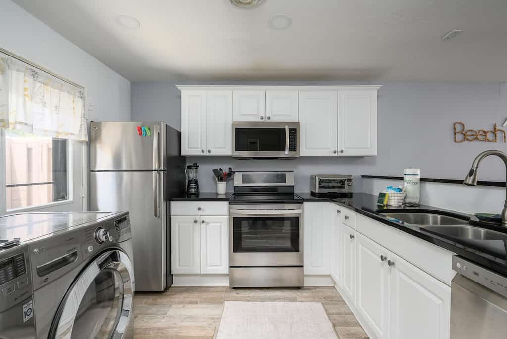 Perfectly positioned for golfers and beach lovers, this Queens Grant villa offers a premium Hilton Head experience. This ground-level unit features a pass-through kitchen, a spacious dining area, and a massive 75" screen for movie nights. Enjoy the convenience of being steps away from the pool and a short stroll to the ocean. Ideal for snowbirds or families looking for a coastal home.
