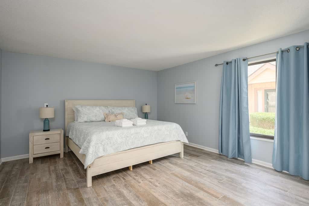 Perfectly positioned for golfers and beach lovers, this Queens Grant villa offers a premium Hilton Head experience. This ground-level unit features a pass-through kitchen, a spacious dining area, and a massive 75" screen for movie nights. Enjoy the convenience of being steps away from the pool and a short stroll to the ocean. Ideal for snowbirds or families looking for a coastal home.
