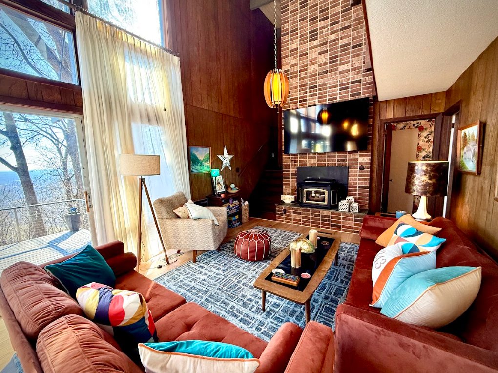 Spectacular Mountain Retreat- Serene Views!- The Groovy Groundhog