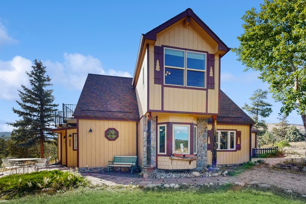 Spacious cabin with stunning views, wifi, fully stocked kitchen & W/D