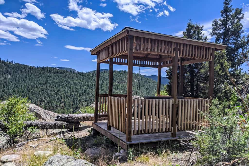 Spacious cabin with stunning views, wifi, fully stocked kitchen & W/D
