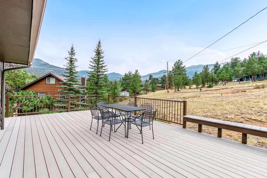 3BR with Epic Mountain Views and Huge Deck!