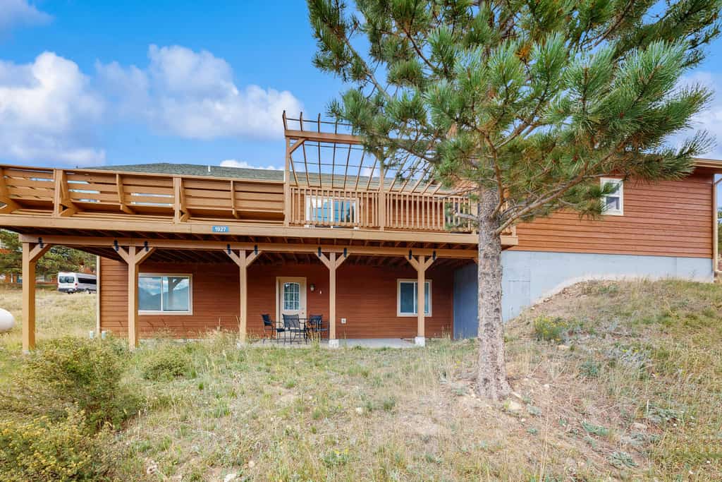 Conveniently located home w/ full kitchen, w/d, deck & mountain views