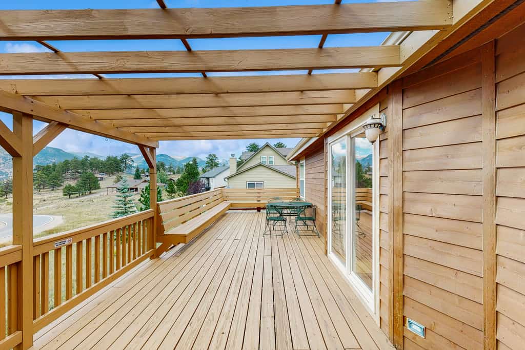 Conveniently located home w/ full kitchen, w/d, deck & mountain views