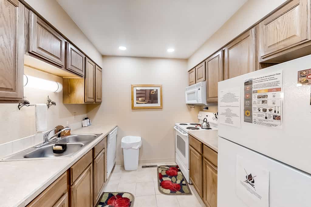 Conveniently located mountain condo with balcony, wildlife views, & golf course