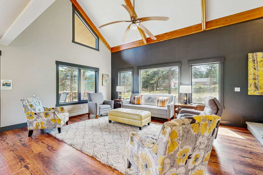 Modern cabin with mountain views, private yard & furnished deck - great location