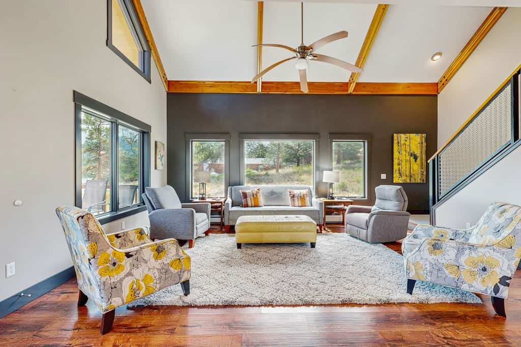 Modern cabin with mountain views, private yard & furnished deck - great location