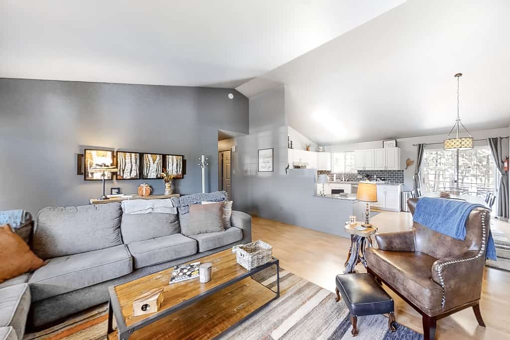 Cozy home in peaceful neighborhood with hammock & patio - one mile from downtown