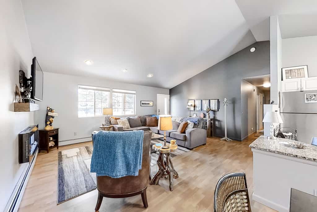 Cozy home in peaceful neighborhood with hammock & patio - one mile from downtown
