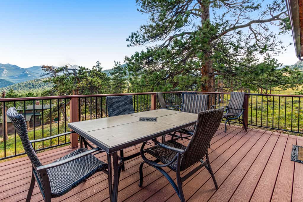 Inviting cabin with stellar panoramic Rocky Mountain views
