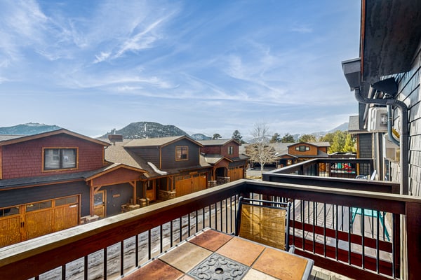Cozy mountain townhome with deck, jetted tub, and gas fireplace