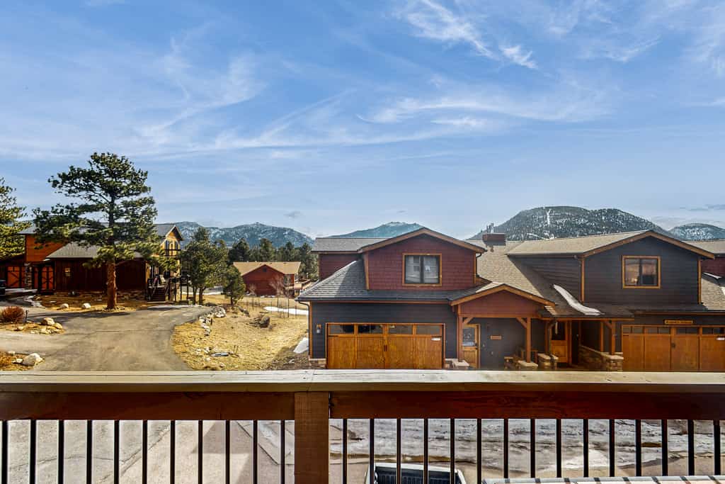 Cozy mountain townhome with deck, jetted tub, and gas fireplace