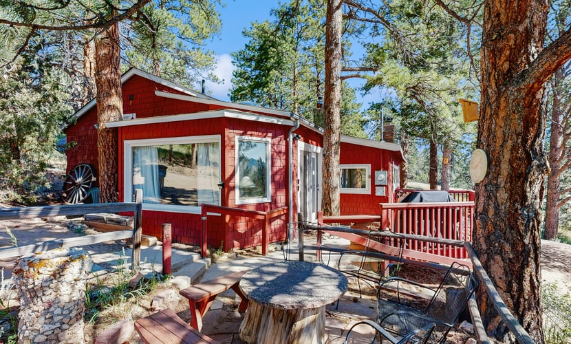 Cozy cabin on 4 acres with kitchen & furnished deck, lake views