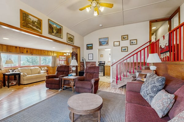 Cozy cabin on 4 acres with kitchen & furnished deck, lake views