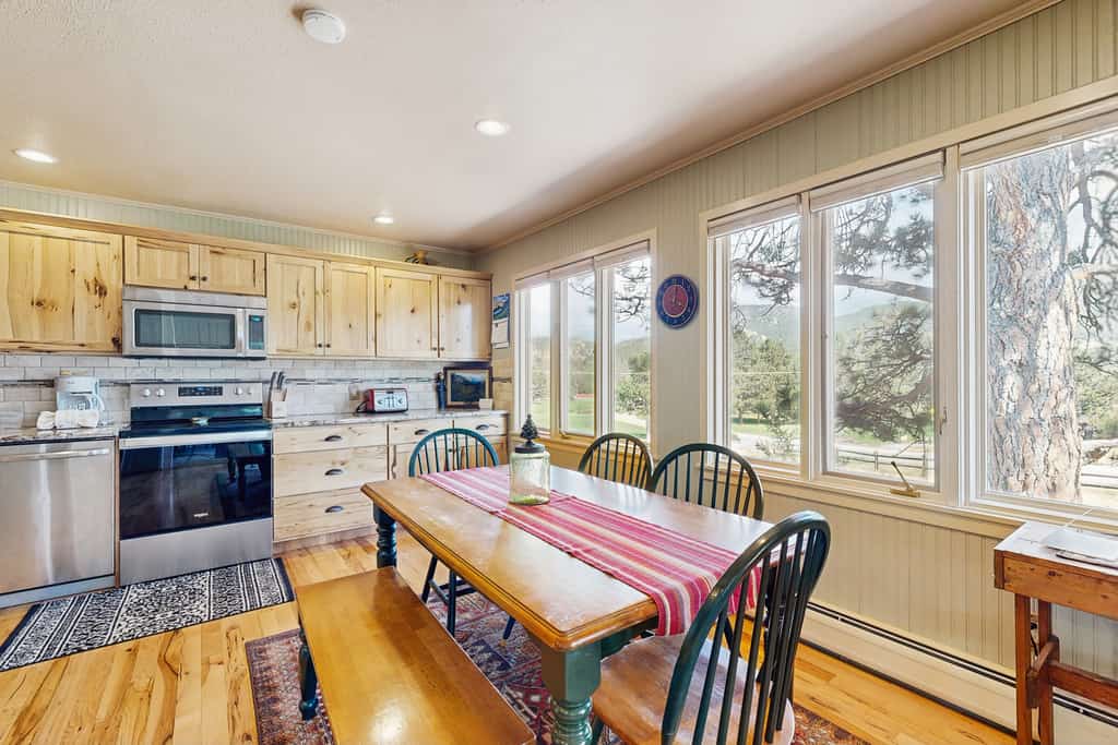 Comfortable cottage with WiFi, washer/dryer - golf & mountain views