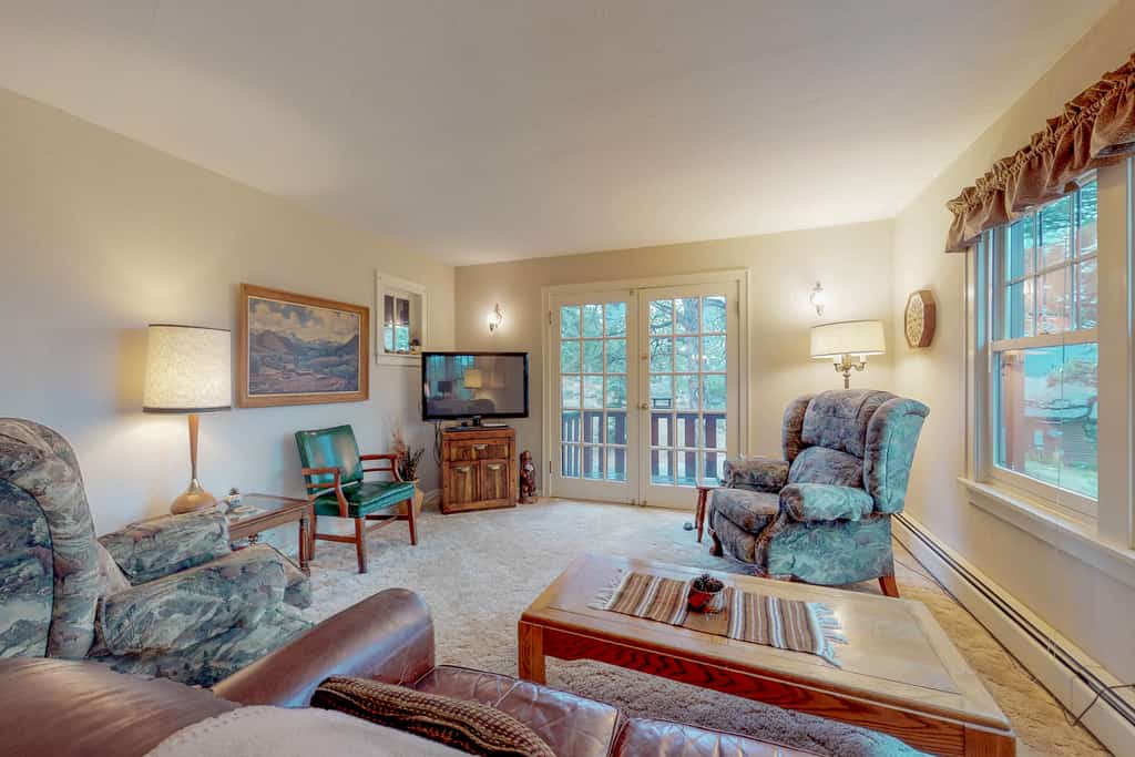 Secluded vacation home with lake & mountain views - walk to downtown