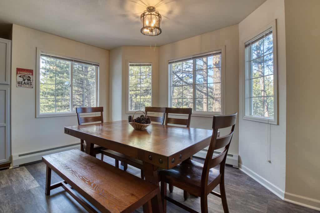 Relaxing condo in Estes Park w/ a full kitchen, gas fireplace, & furnished deck