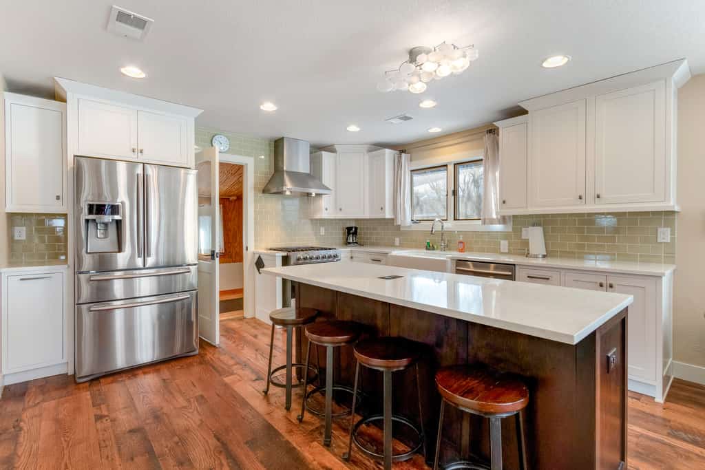 Remodeled, dog-friendly cabin in heart of downtown with patio - walk everywhere