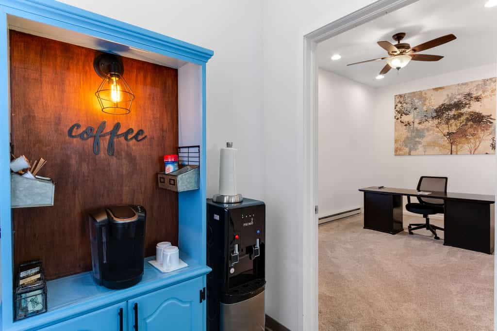 Remodeled, dog-friendly cabin in heart of downtown with patio - walk everywhere