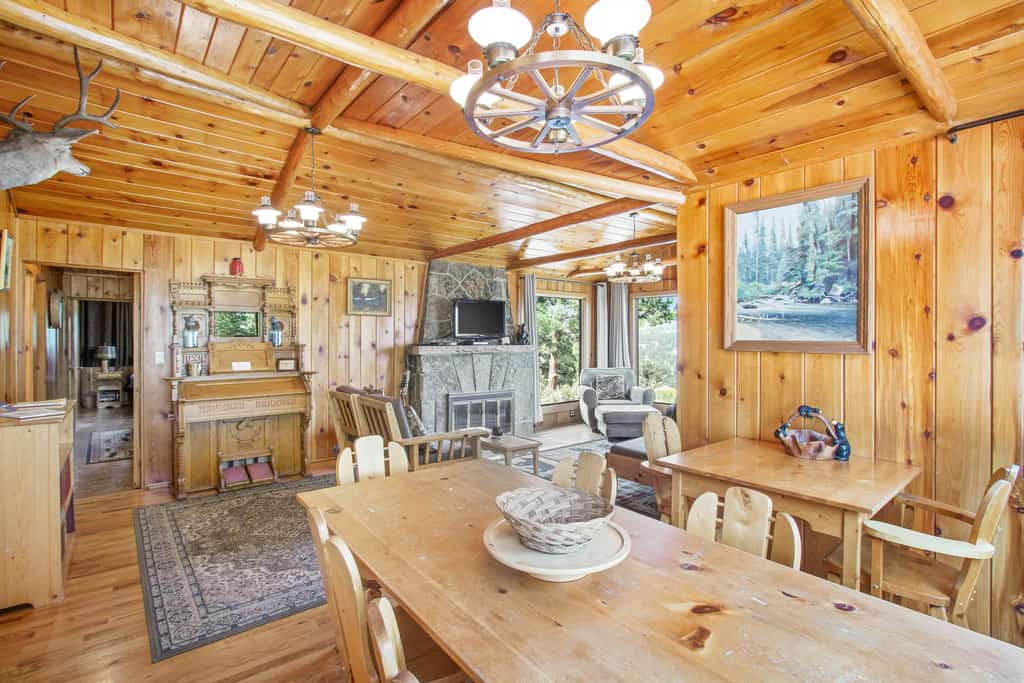 Cabin on 7 acres with glorious mountain views & wood fireplace