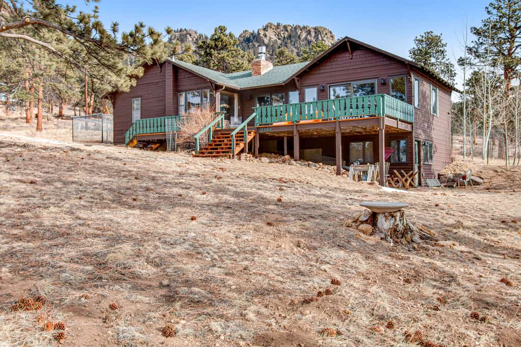 Delightful Getaway with Free WiFi, a Wood Fireplace, Washer/Dryer, & Great Views