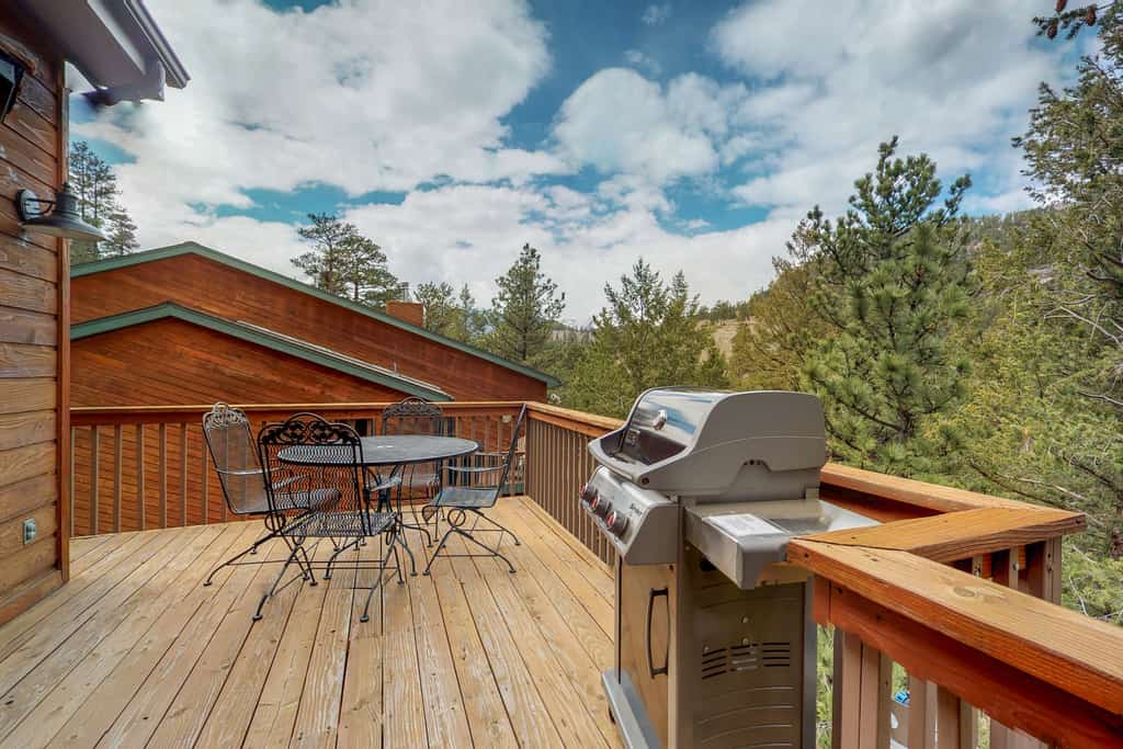 Great location near national park & town with a deck & mountain view
