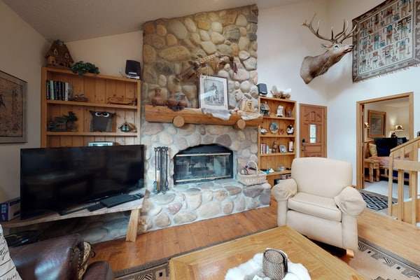 Great location near national park & town with a deck & mountain view