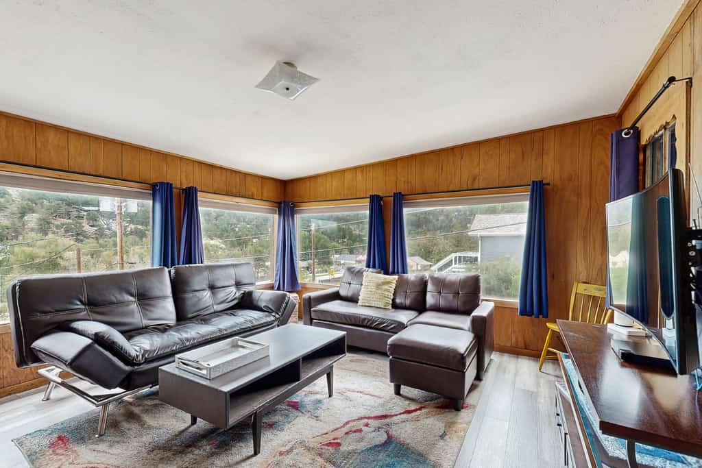Cozy cottage with grill near river and downtown