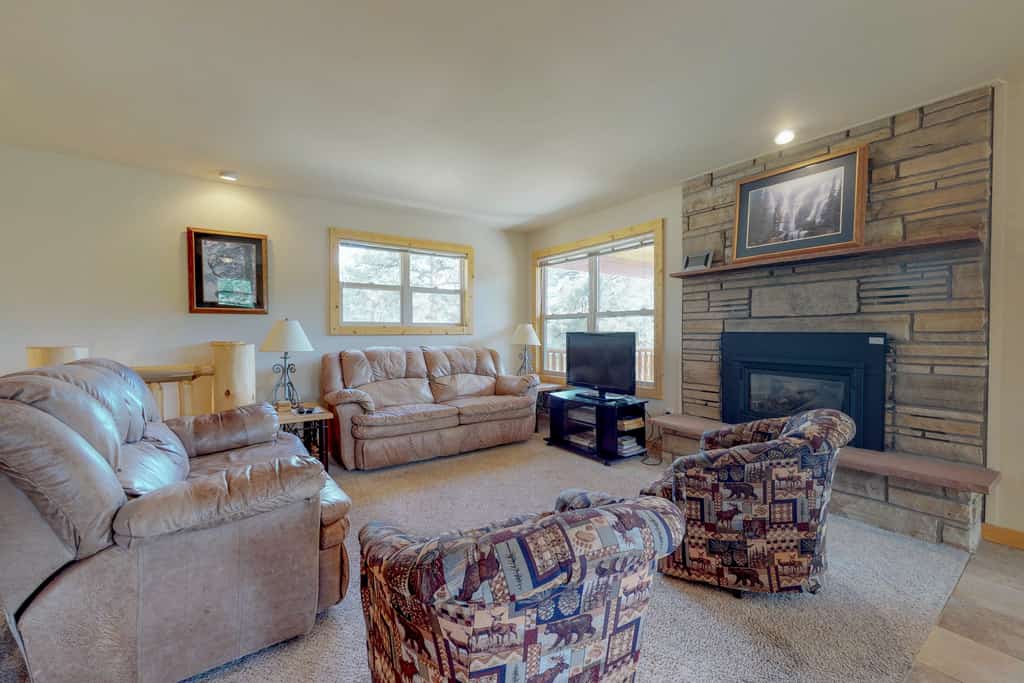 Wonderful location with full kitchen, furnished deck & mountain views