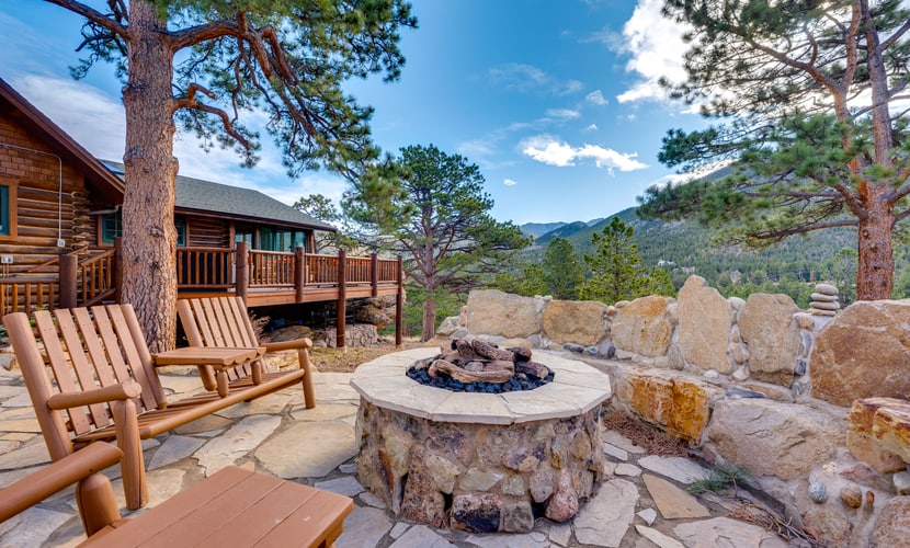Historic cabin with mountain views, private W/D, & furnished deck