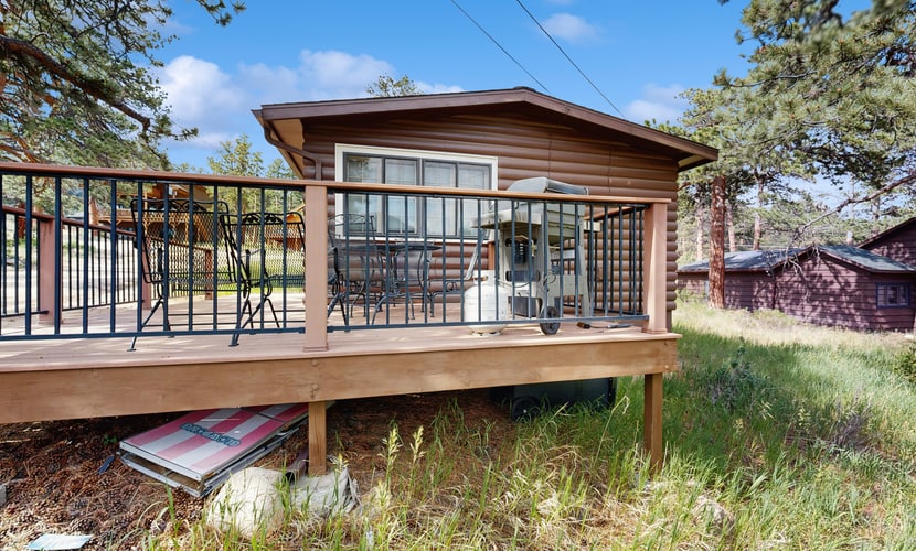 Ideal vacation home with wraparound deck & Rocky Mountain view