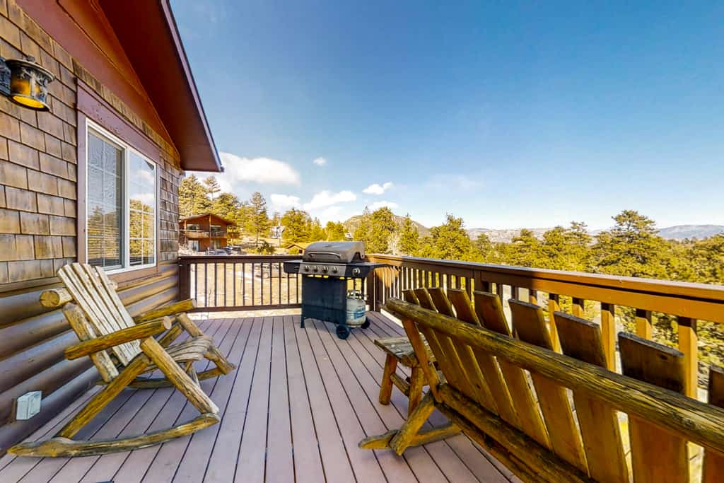 Wonderful family cabin w/stunning views, free WiFi, & full kitchen - near trails
