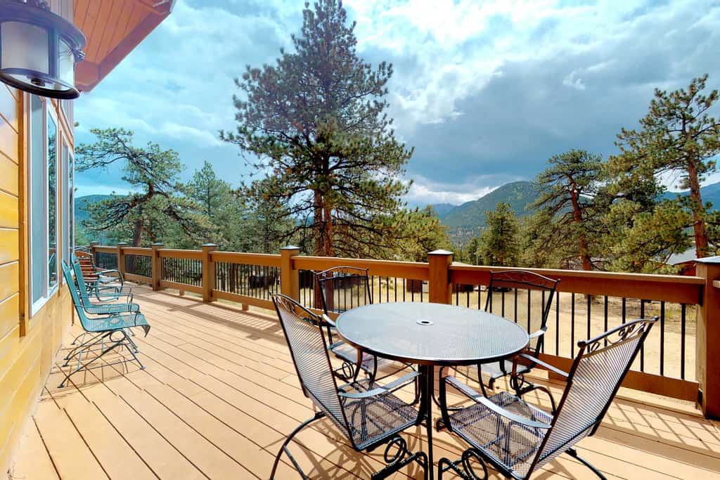 Charming updated cabin with full kitchen, WiFi, central AC, fireplace & deck