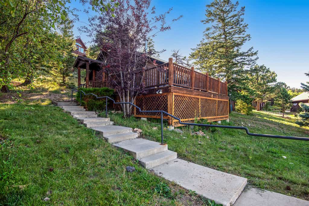 Pet Friendly! Historic cabin with an amazing mountain view, gas fireplace, two decks, & WiFi