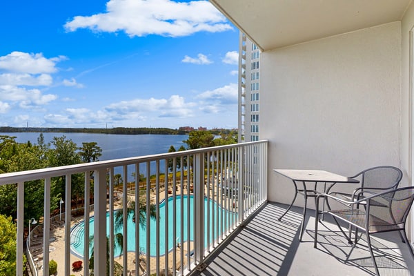Lakefront Orlando Condo, 1BR/2BA, Near Disney, Balcony