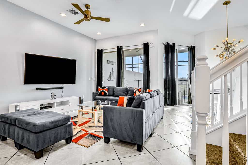 Dog-friendly townhome with private pool, screened lanai, fast WiFi, W/D, AC