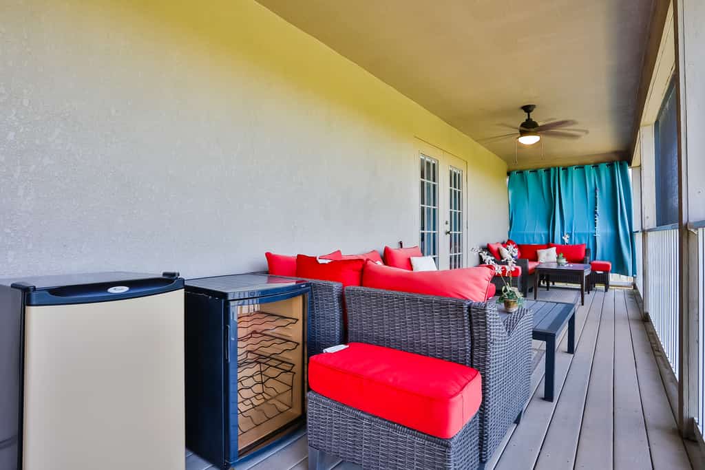 Stunning house with lanai, pool, ping-pong, full kitchen, & WiFi