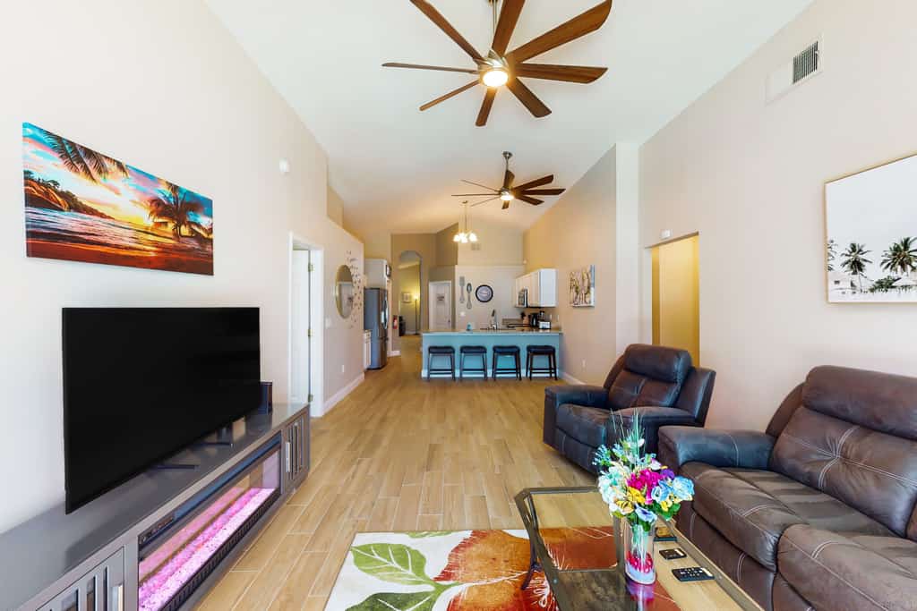 Private pool home with spa, screened patio, central AC, & washer/dryer